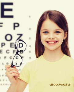 Девочка держит очки