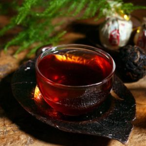 Напиток на черном блюдце